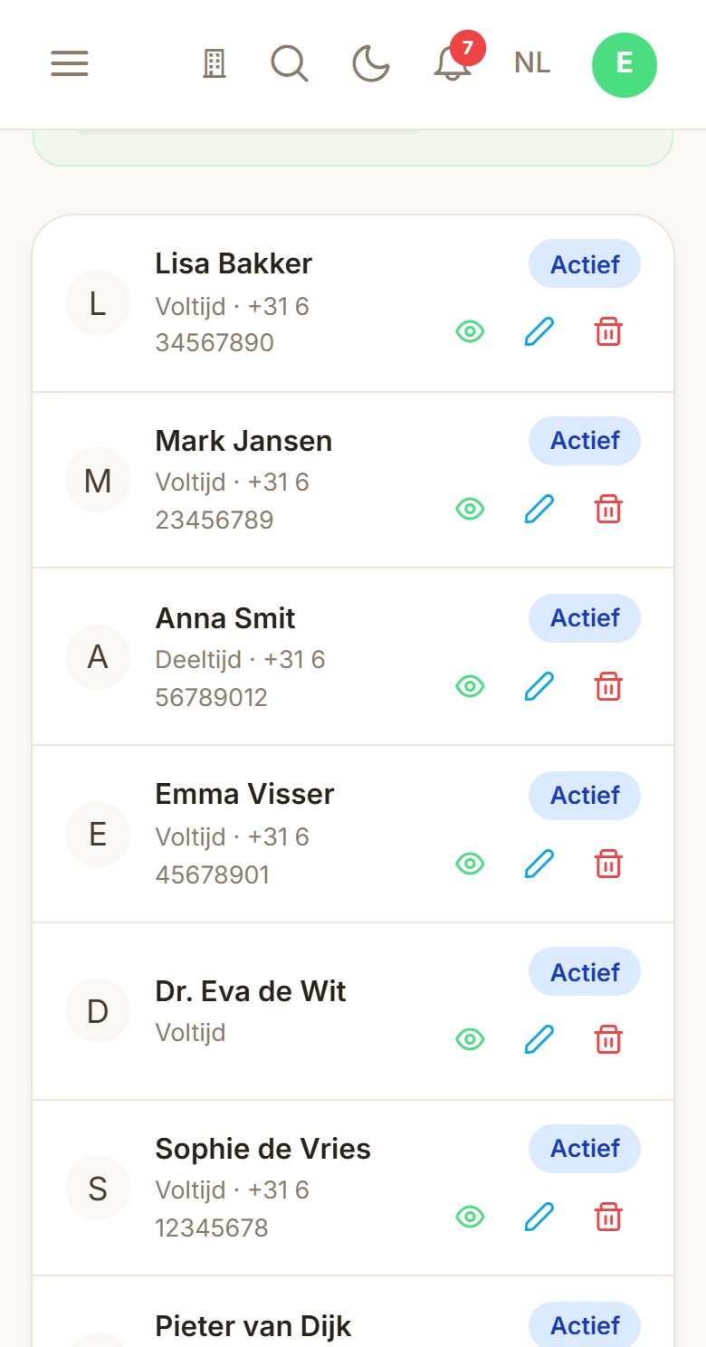 Teamleden bekijken hun diensten in de MyDentApp-app op de telefoon